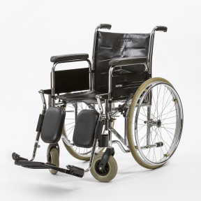 Invalidní vozík s lýtkovou  oporou na sádru